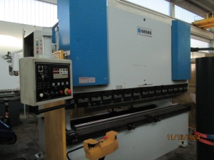 Pressa piegatrice idraulica GECKO HAP30200 CE anno 2001