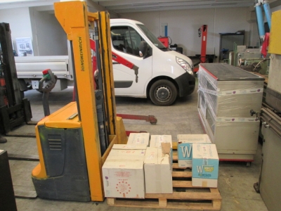 Carrello elevatore tipo Transballet uomo a terra marca Jungheinrich